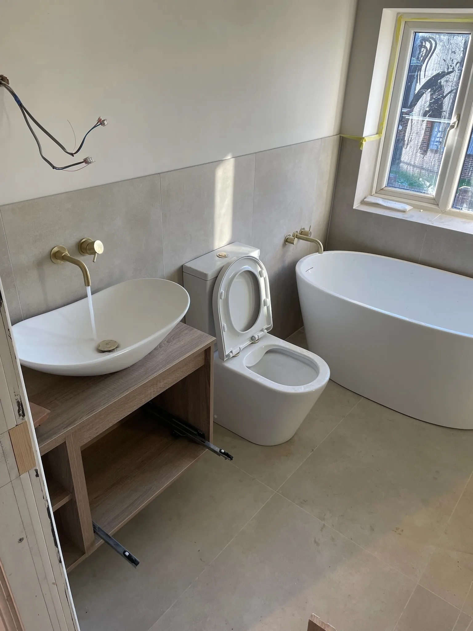 Compact London bathroom with fitted vanity